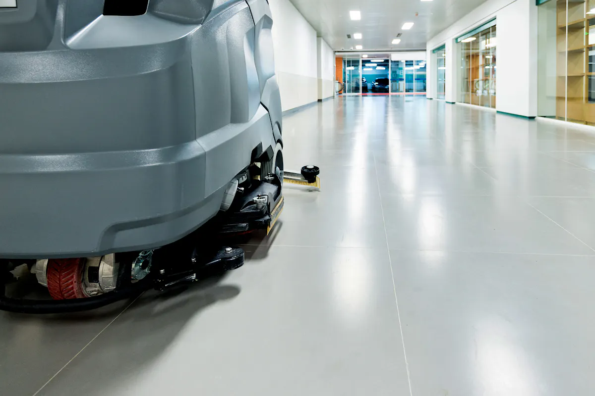 Floor washing machine in a hallway